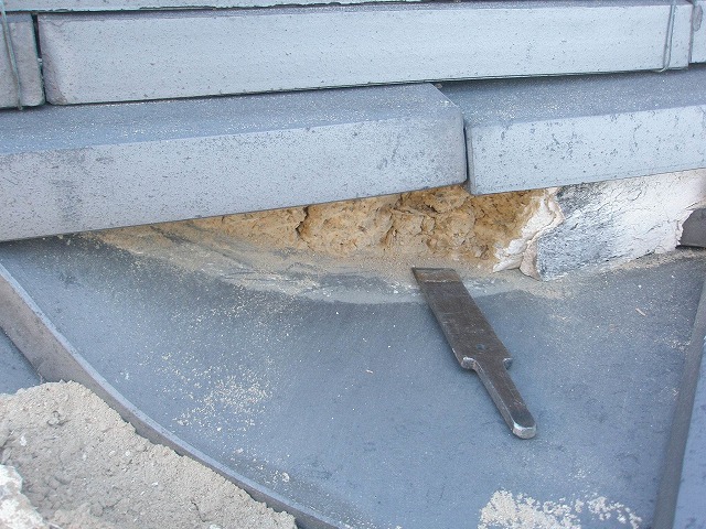 漆喰を撤去して土が露出